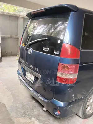 Toyota Noah . 2004