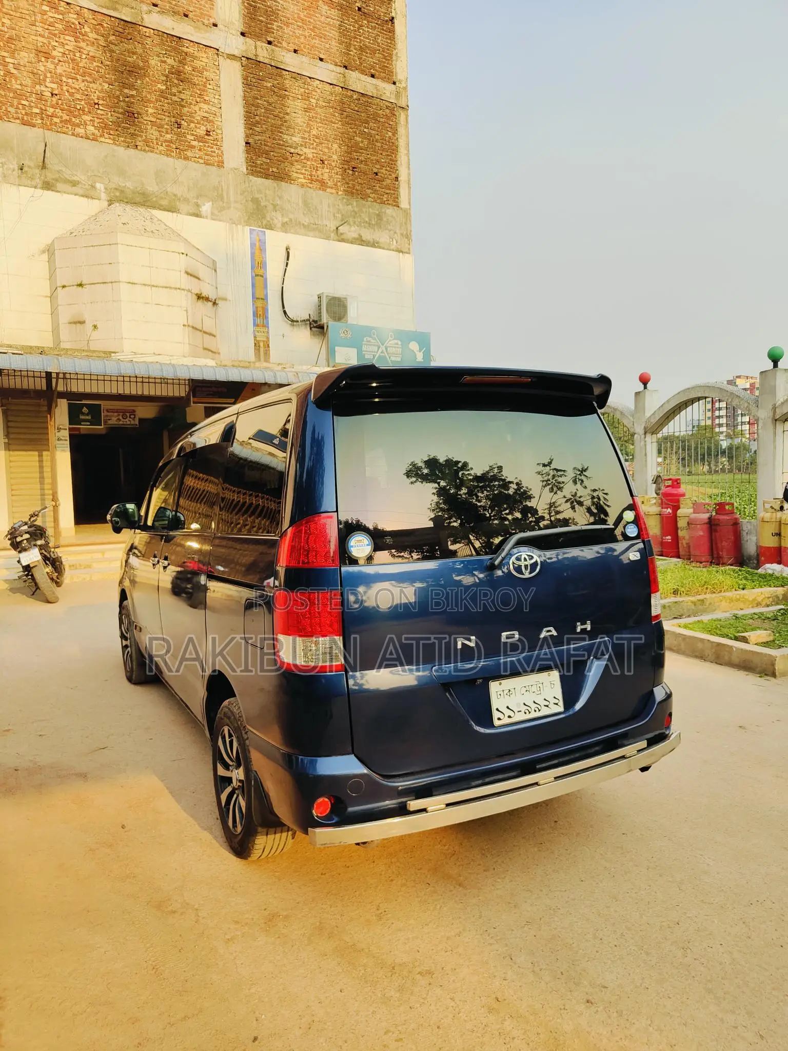 Toyota Noah 2005
