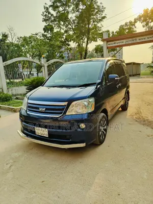 Toyota Noah 2005