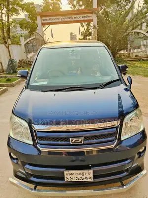 Toyota Noah 2005