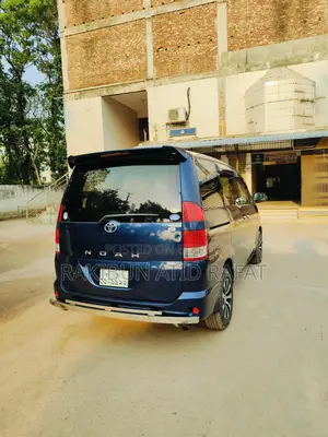 Toyota Noah 2005
