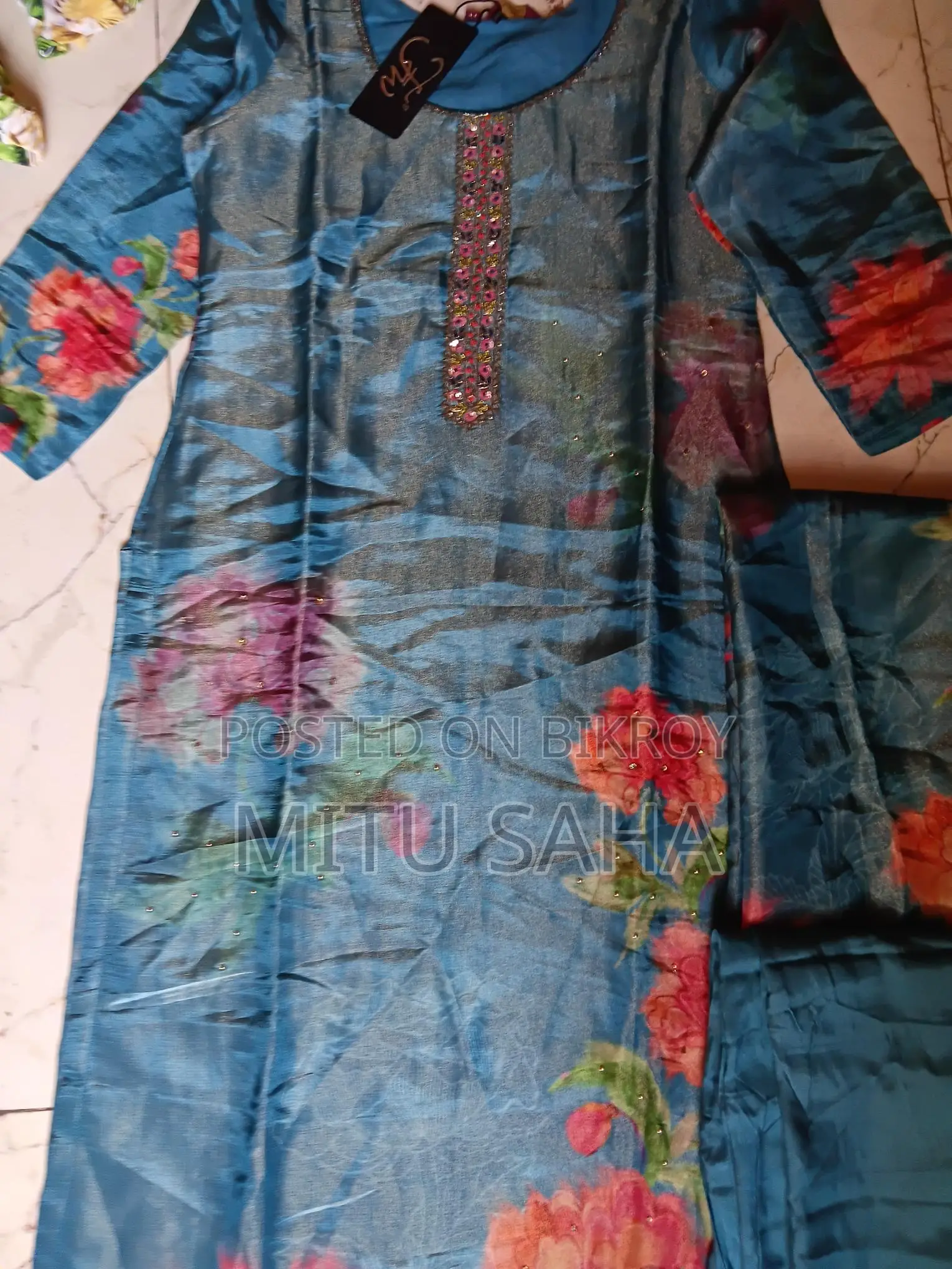 একটি সুন্দর থ্রি পিস