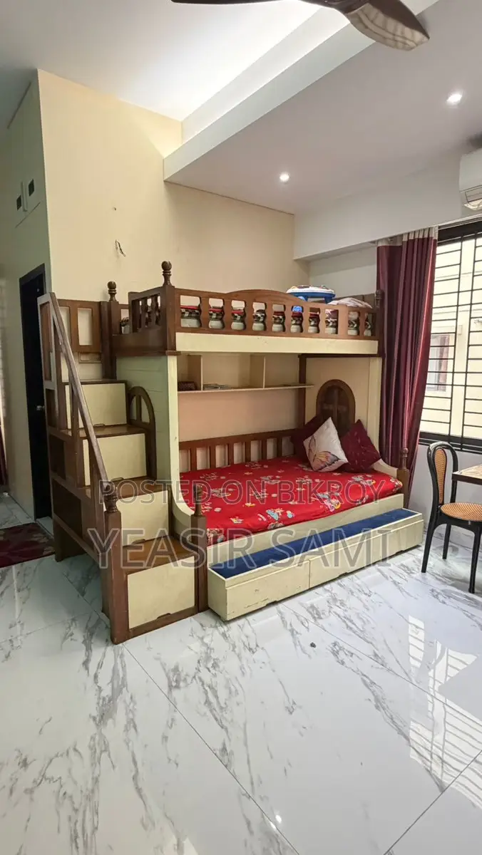দো তলা খাট বাচ্চাদের জন্য খুবই আকর্ষণীয়।  কাঠের, সাথে ড্রয়ার সিড়ি আছে। সেই সাথে দুইটা ম্যাট্রেক্স নতুন অবস্থায় আছে। শুধু কালার টাচ আপ করতে হবে