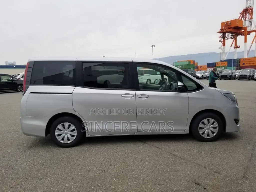 Toyota Noah X KEY 1DOOR PWR 2021
