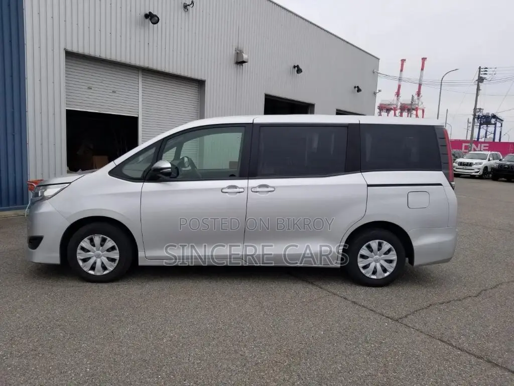 Toyota Noah X KEY 1DOOR PWR 2021