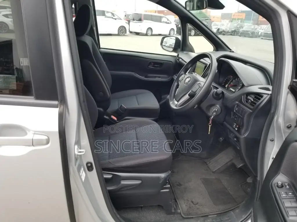 Toyota Noah X KEY 1DOOR PWR 2021