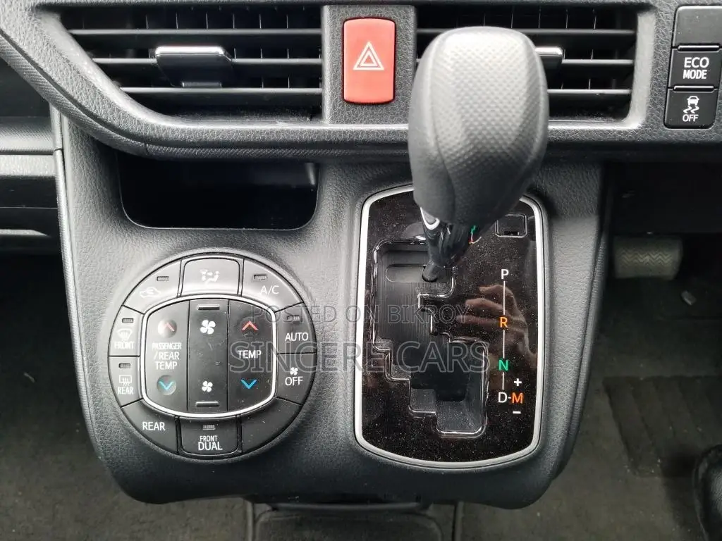 Toyota Noah X KEY 1DOOR PWR 2021