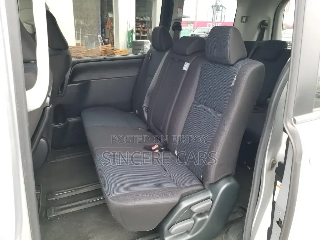 Toyota Noah X KEY 1DOOR PWR 2021
