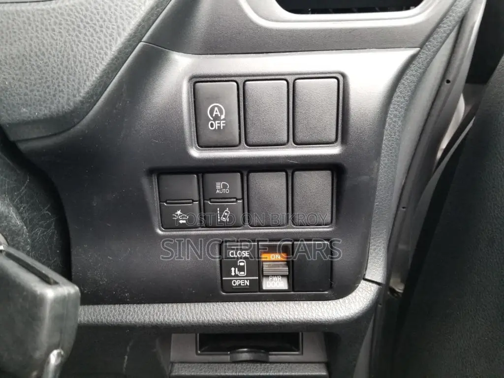 Toyota Noah X KEY 1DOOR PWR 2021