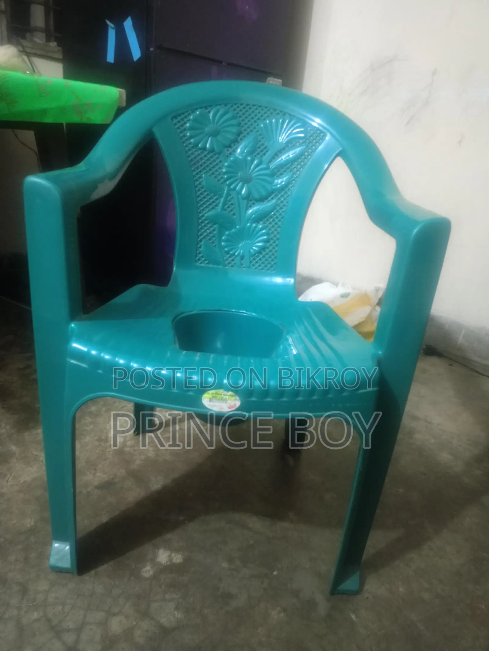 একটা কমোড চেয়ার ব্রিক্রি করা হবে।( আনটাচ)