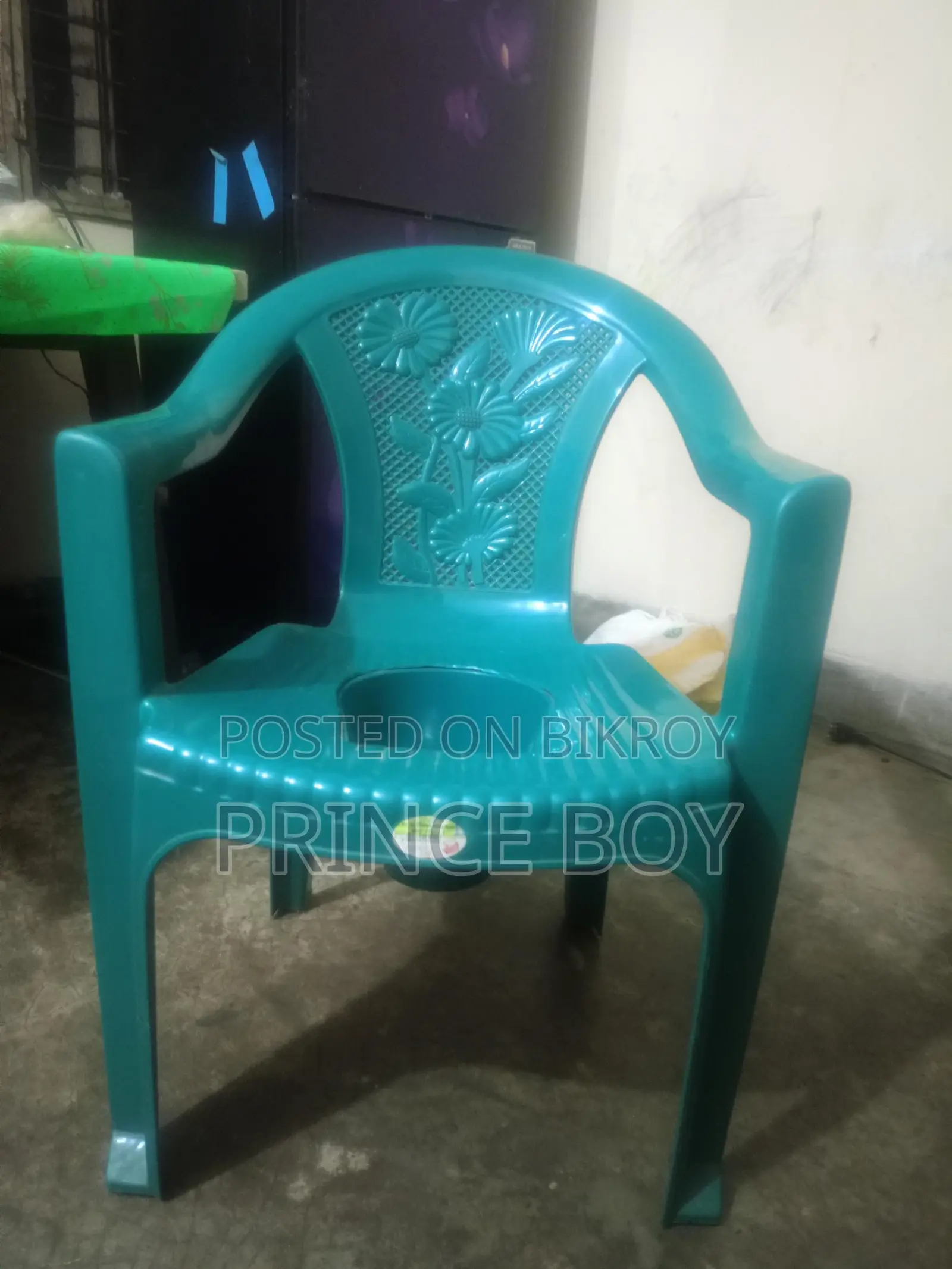 একটা কমোড চেয়ার ব্রিক্রি করা হবে।( আনটাচ)