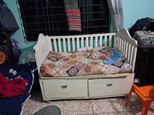 বেবী কট