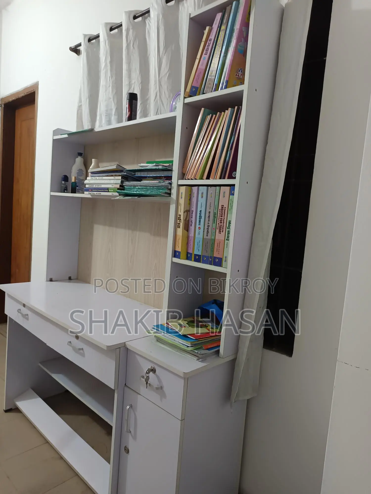 সাদা পার্টেক্সের টেবিল