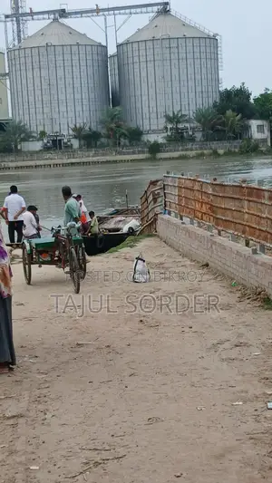 নিষ্কণ্টক প্লট জমি