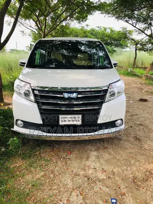 টয়োটা নোয়া ১.৮ এফডব্লিউডি হাইব্রিড (৭ সিটার) ২০১৪ সাদা