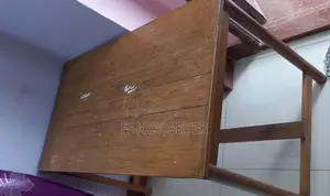 কাঠের পড়ার টেবিল