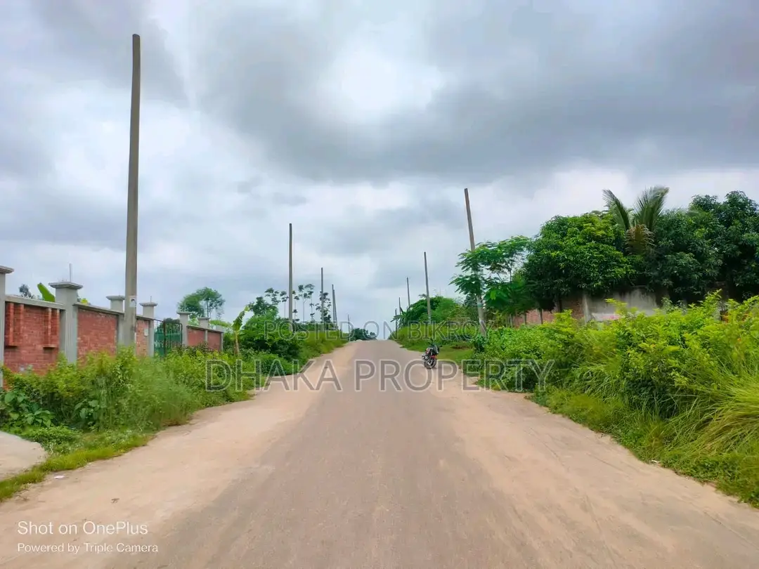 সেক্টর-১৫ তে লেকের কাছে ৫ কাঠার দক্ষিণমুখী জমি