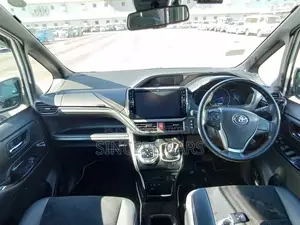 Toyota Esquire GI PREMIUM HYB 4.5 2020