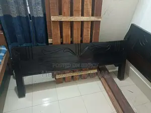 একদম নতুনের মতো খাট,ভালো এবং মজবুত,5/7 ফিট খাট বিক্রি হবে