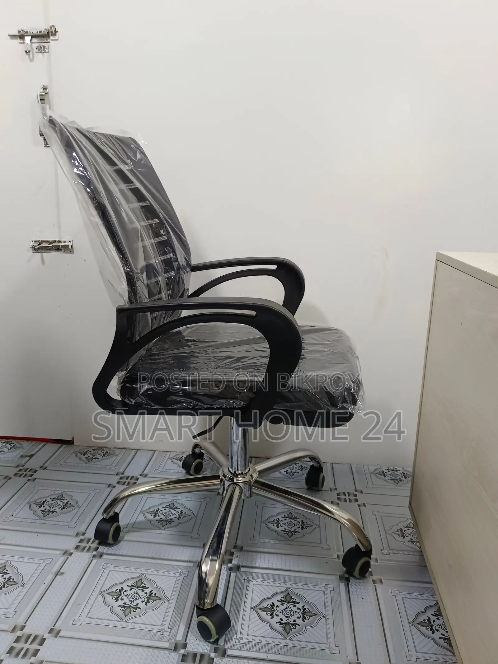 আধুনিক ব্রিদেবল অফিস চেয়ার – আরামদায়ক স্মার্ট ডিজাইন
