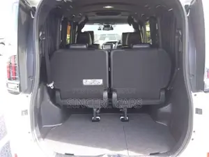 Toyota Esquire GI PREMIUM HYB 4.5 2020