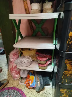 জুতার রেক এবং পানির বোতল