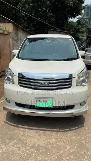 2013 Toyota Noah MPV
