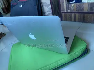Apple MacBook Air (13-inch)
