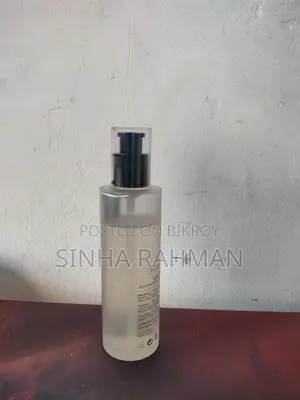 দুইটা সানস্ক্রিন এবং ব্ল্যাকহেড পাওয়ার লিকুইড কোরিয়ান ব্র্যান্ডের