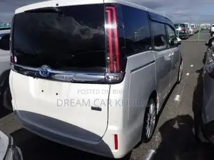 Toyota Noah G Hybrid 2 door pwr 2021