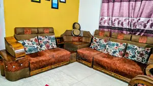 কুশনসহ ৫ সিটের কাঠের সোফা সেট – ভালো অবস্থায়