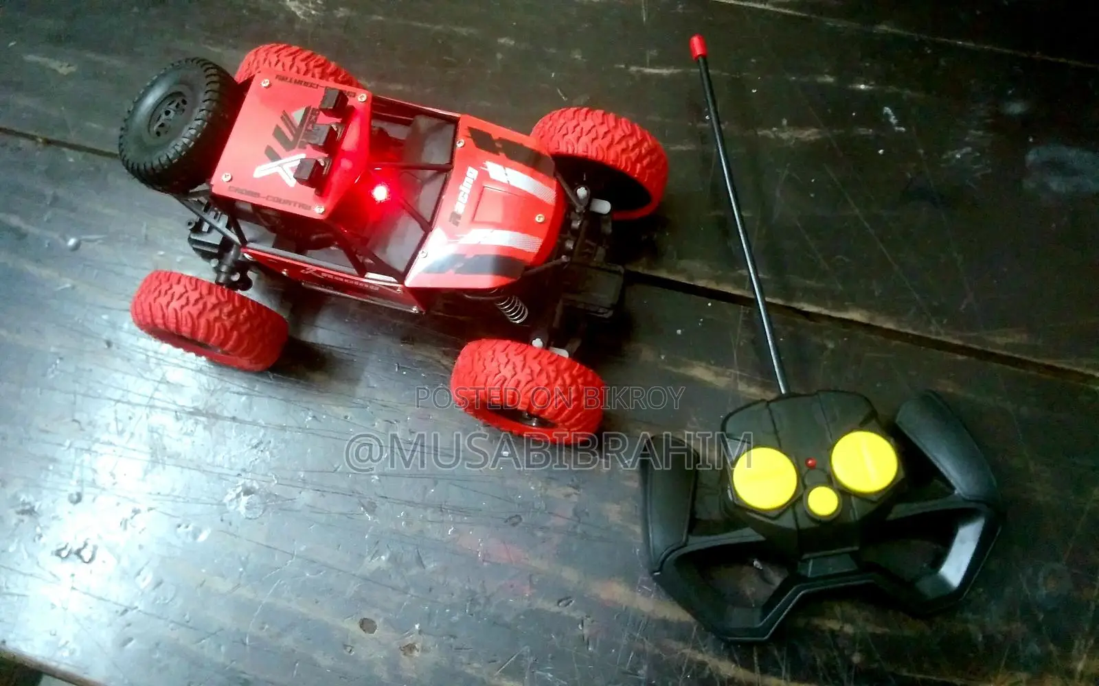 Offloading rock climber R/C monster truck