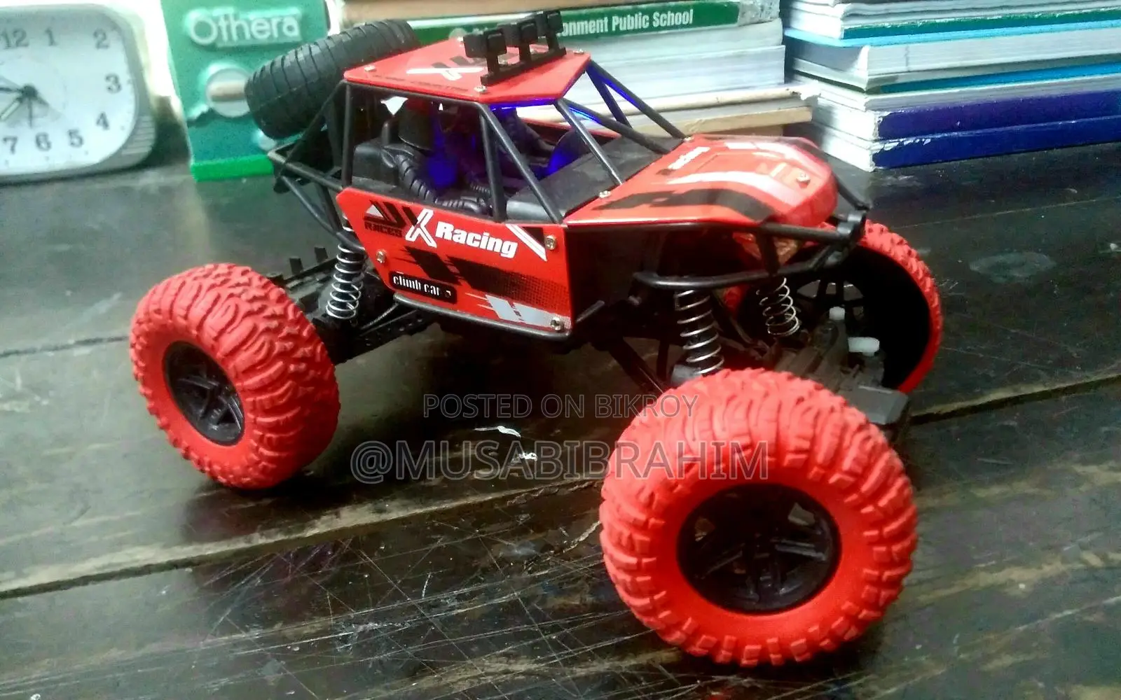 Offloading rock climber R/C monster truck