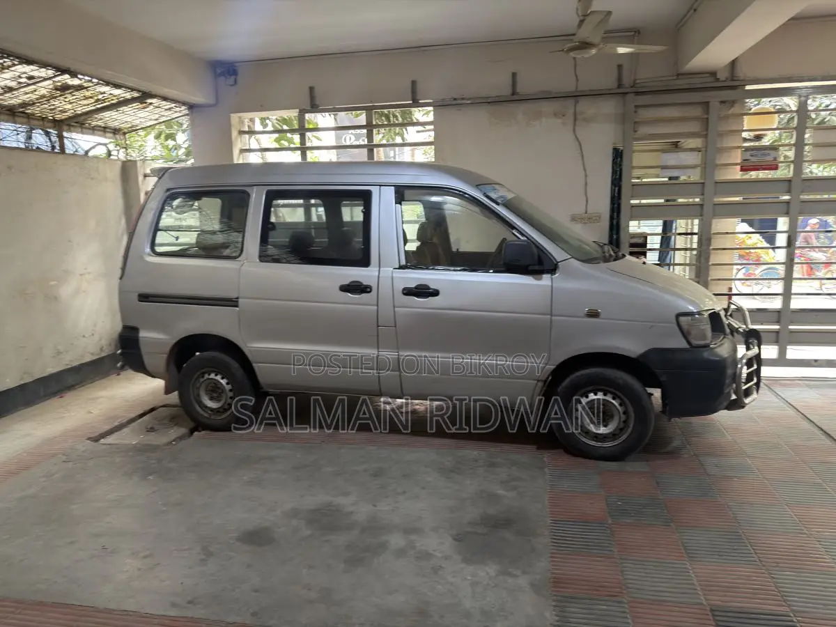 Toyota Noah Low floor 2001