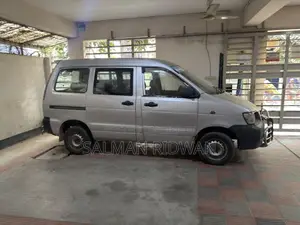 টোয়োটা নোহ লো ফ্লোর ২০০১