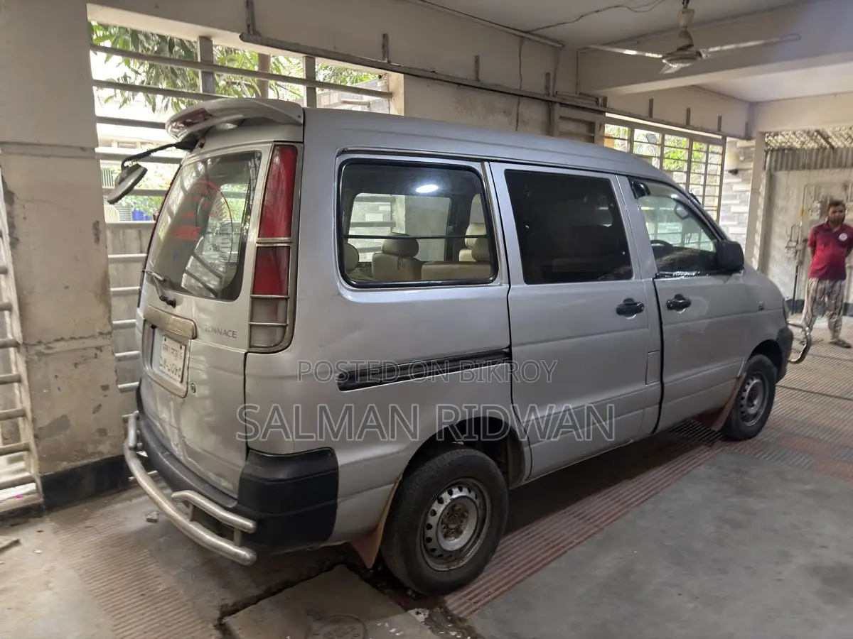 Toyota Noah Low floor 2001