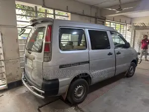 Toyota Noah Low floor 2001