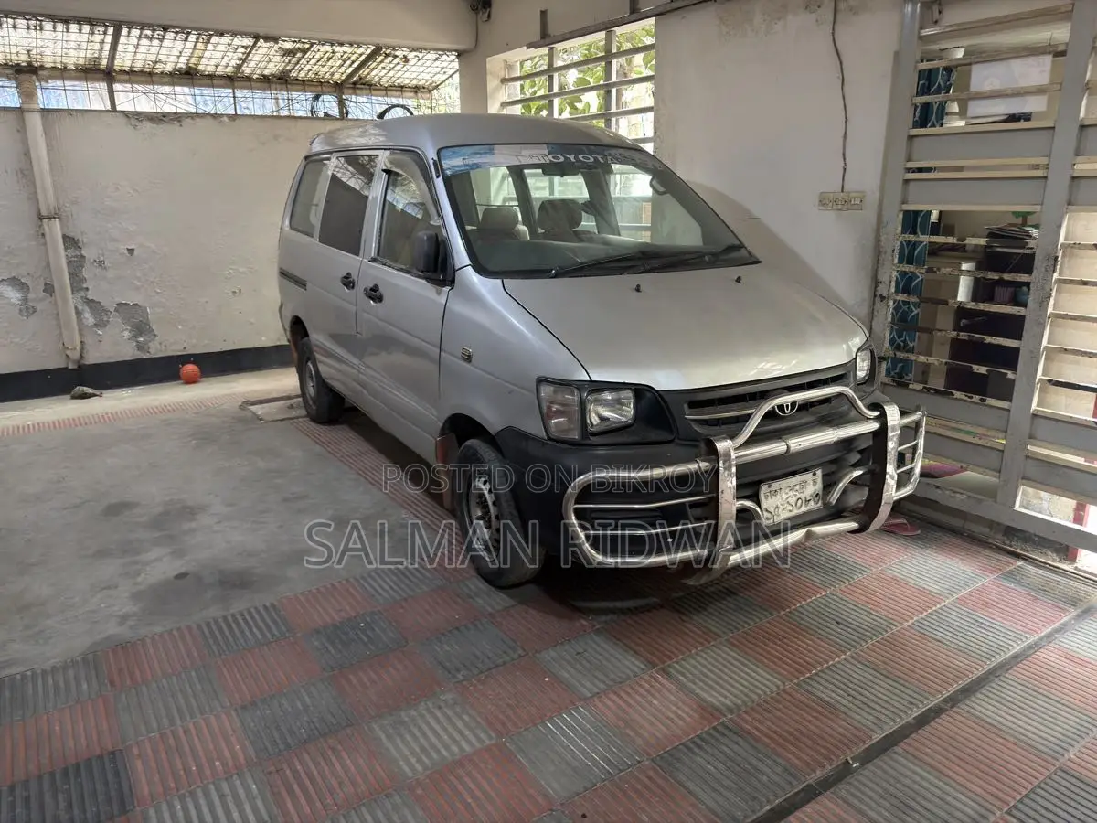 Toyota Noah Low floor 2001