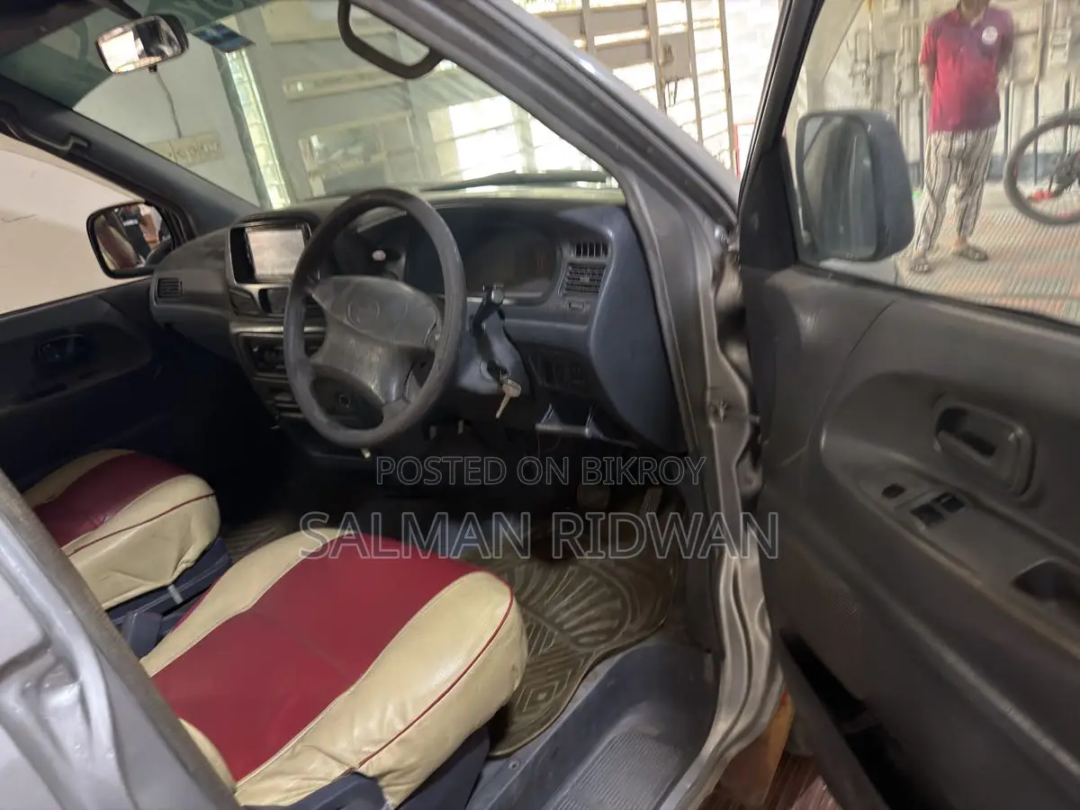 Toyota Noah Low floor 2001