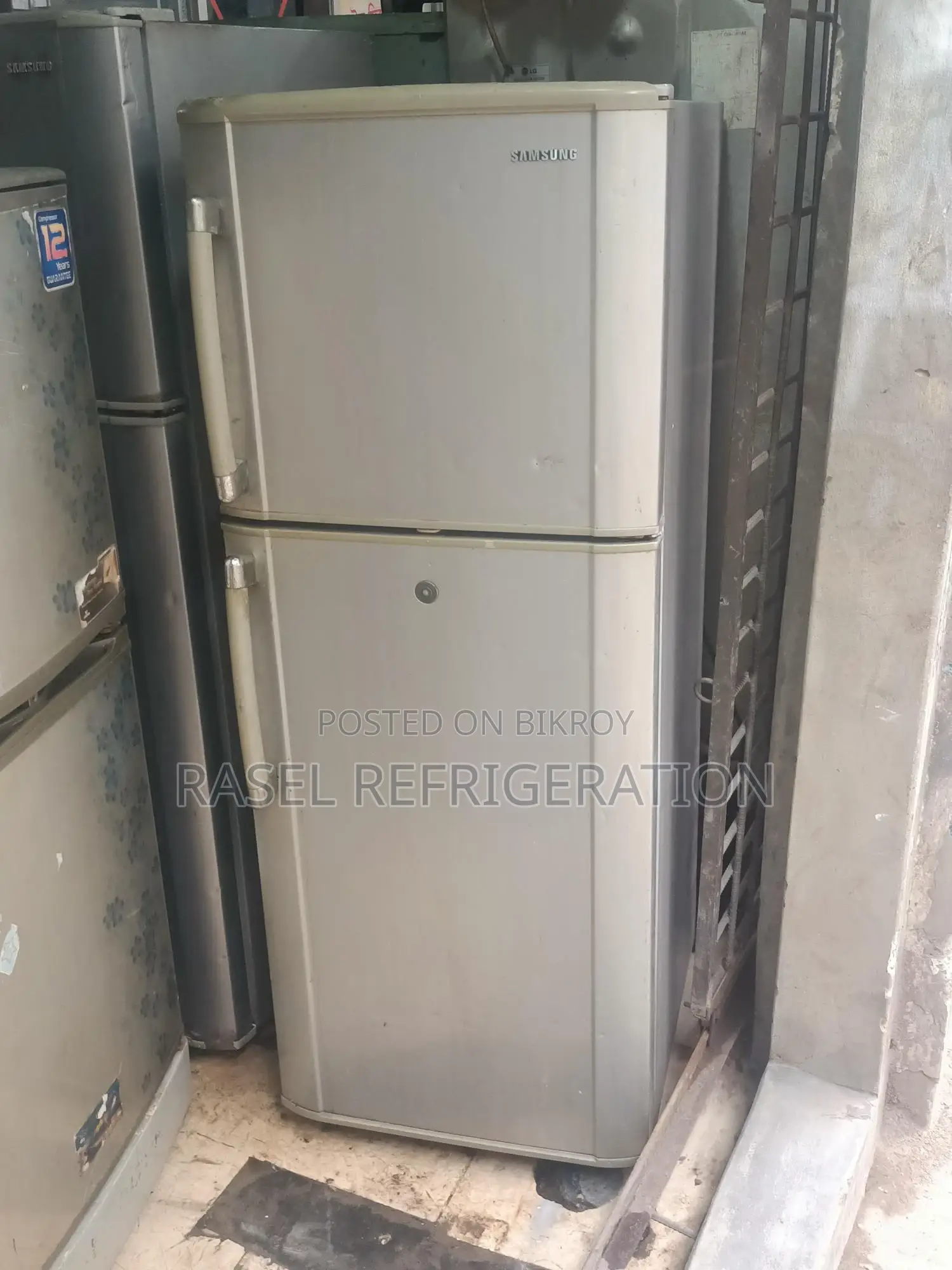 Non-frost running 12 CFT Samsung fridge. 1-month compressor warranty.