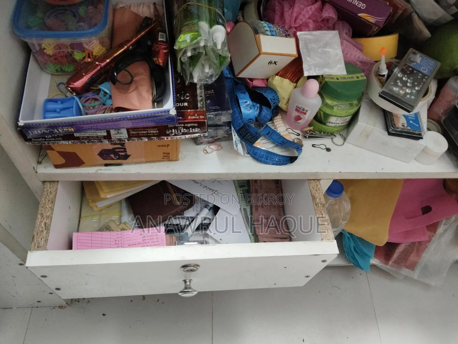 কসমেটিকস ডিসপ্লে রেক।