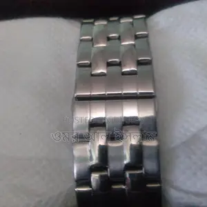 ঘড়িটি বিক্রির জন্য (এনালগ এবং ডিজিটাল)