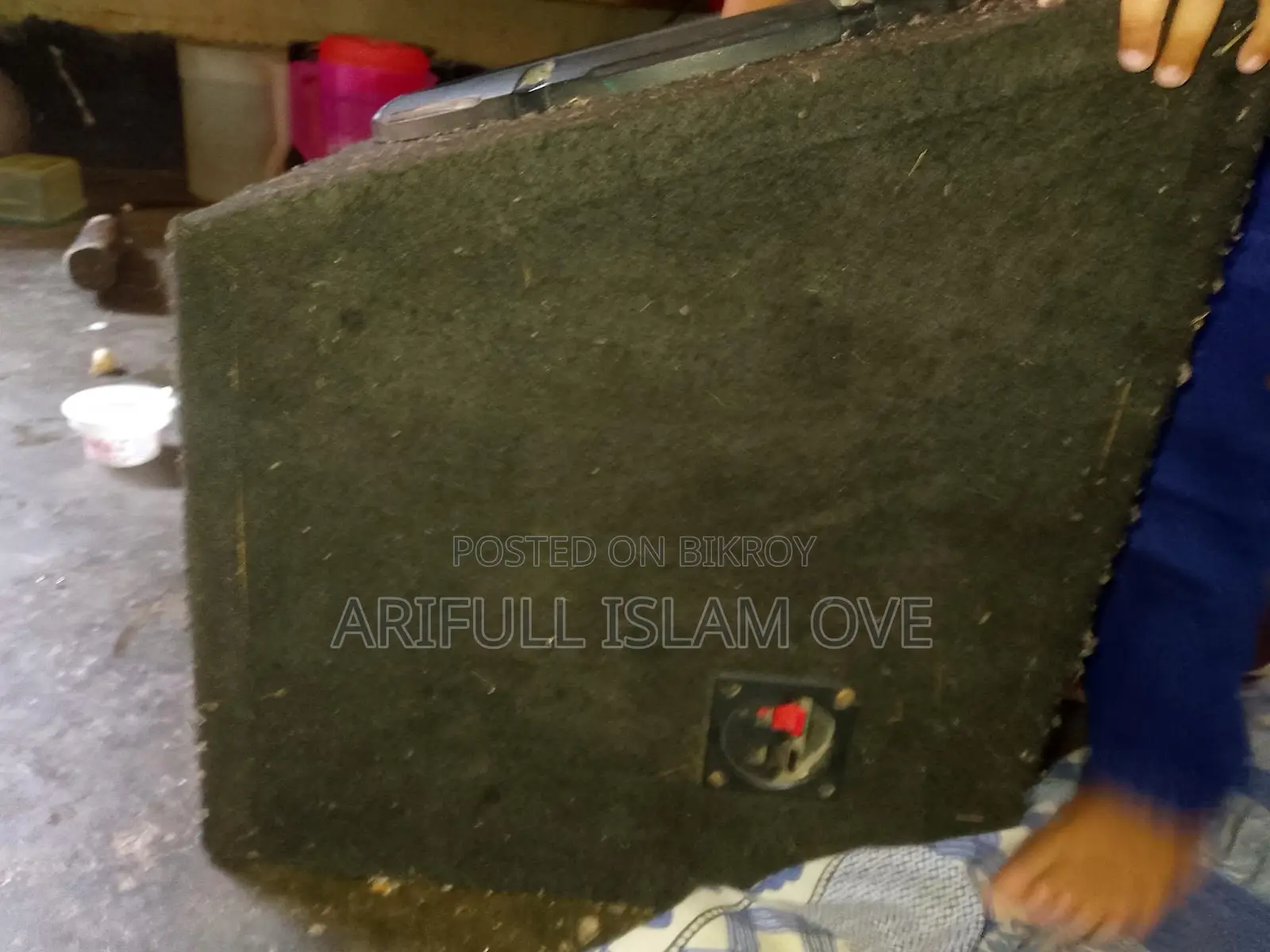 দুইটি ১২ ইঞ্চি কার স্পিকার বিক্রি হবে।