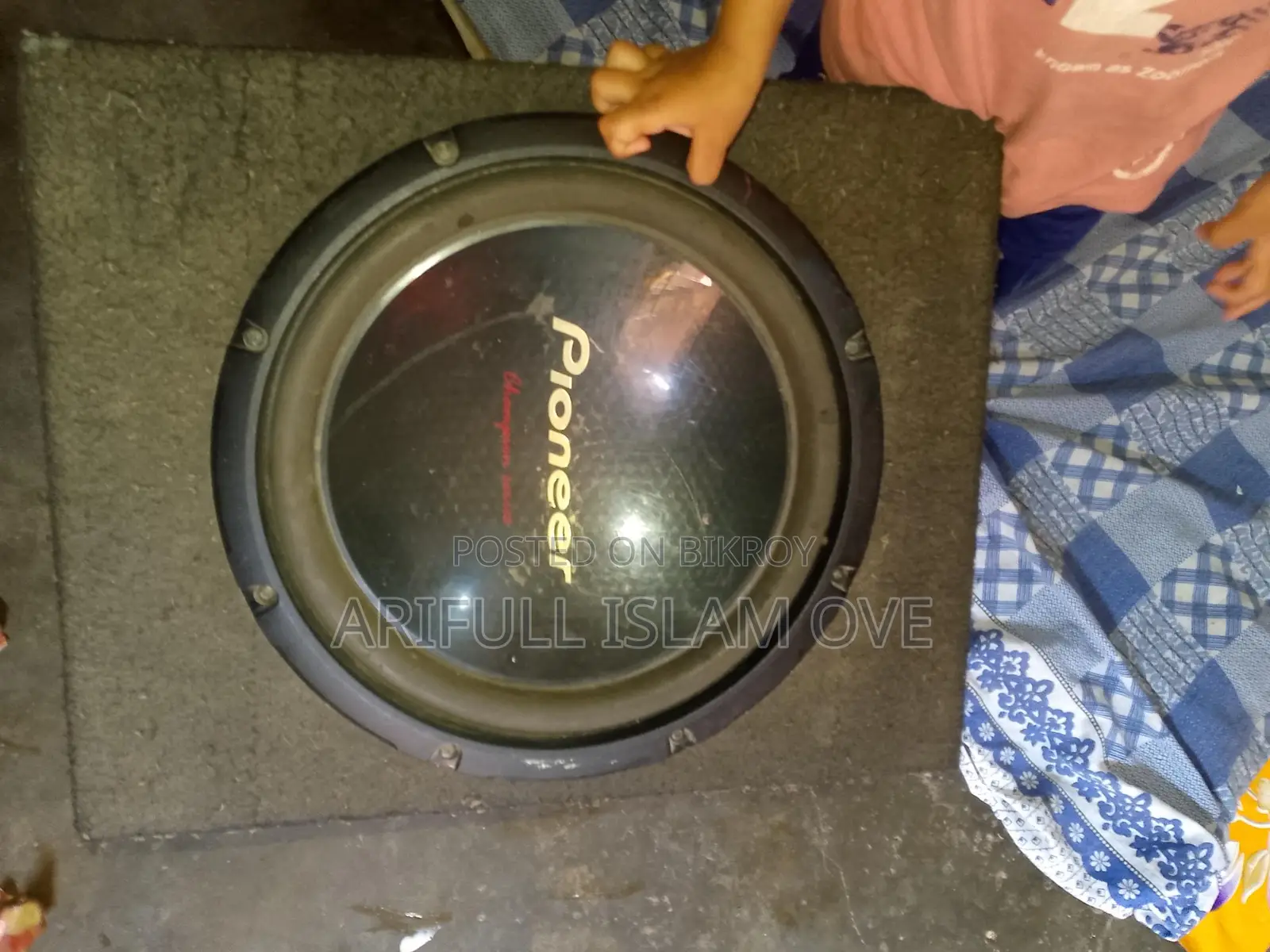 দুইটি ১২ ইঞ্চি কার স্পিকার বিক্রি হবে।