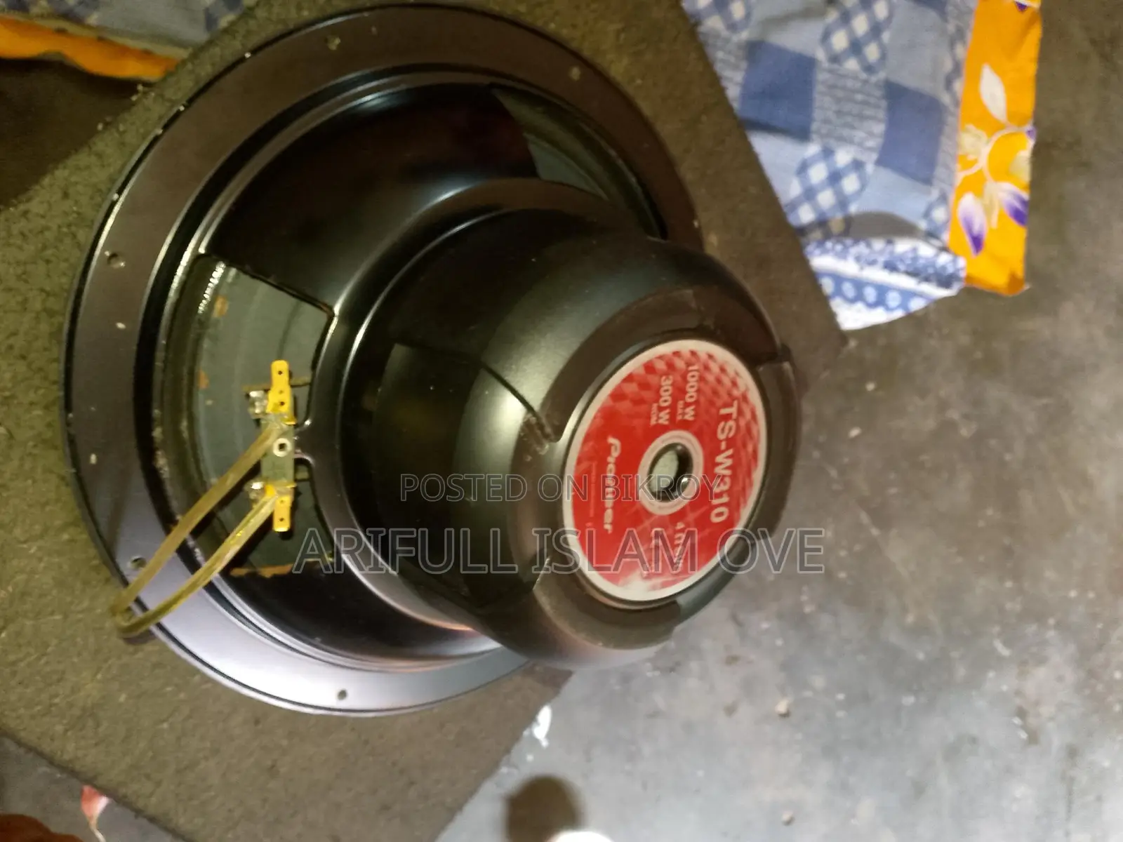 দুইটি ১২ ইঞ্চি কার স্পিকার বিক্রি হবে।