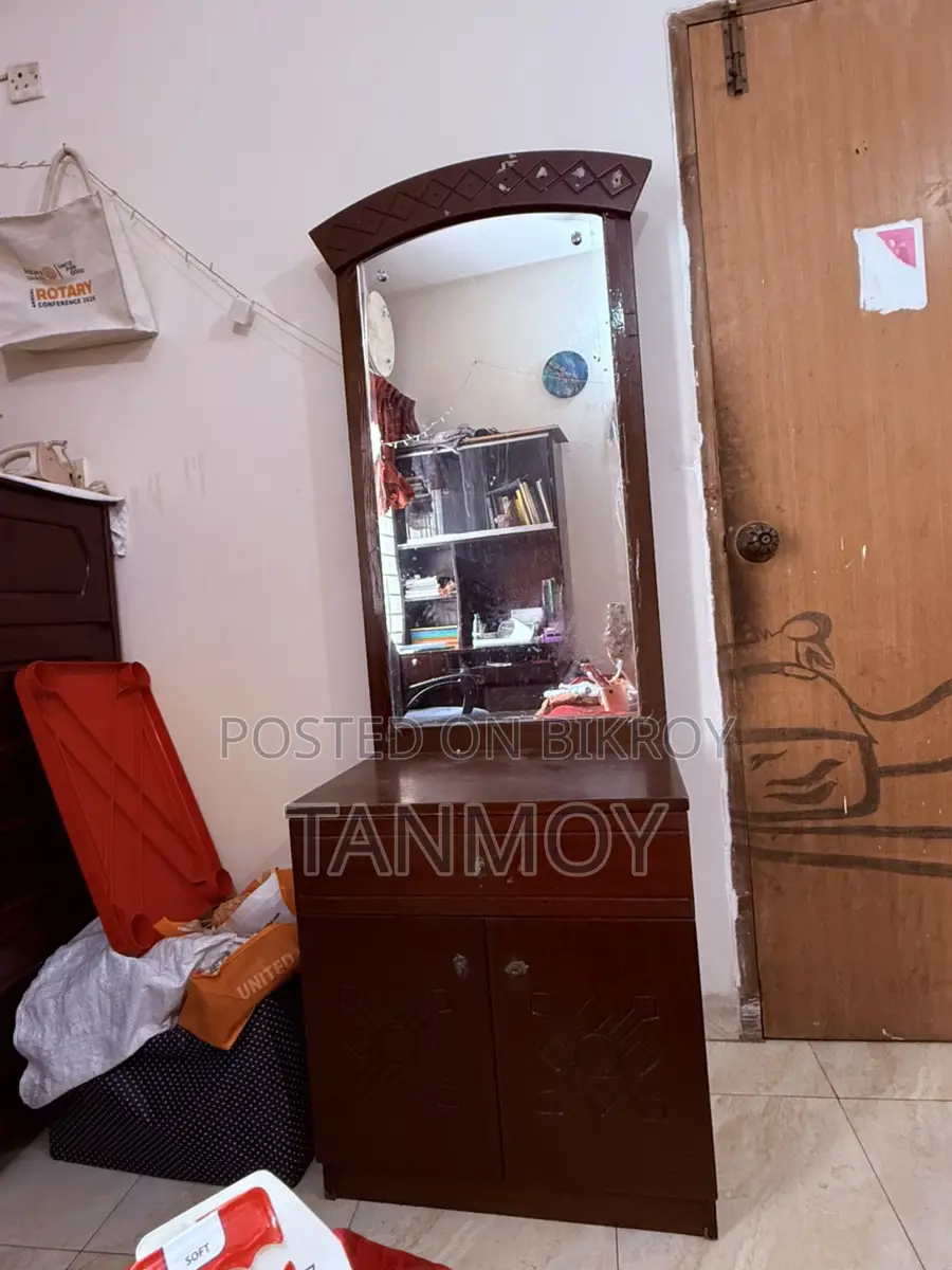 ড্রেসিং টেবিলটি বিক্রি