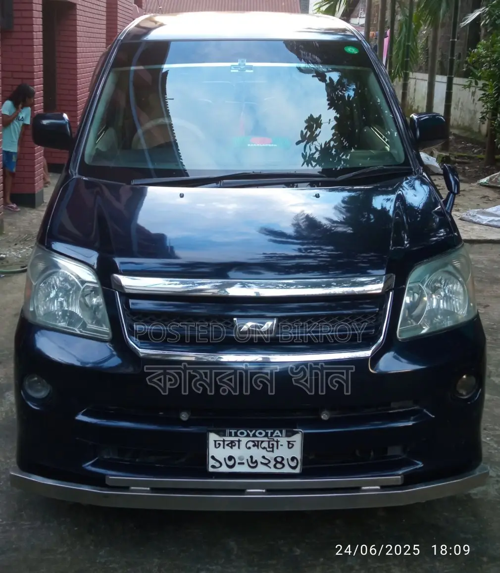 Toyota Noah 2004
