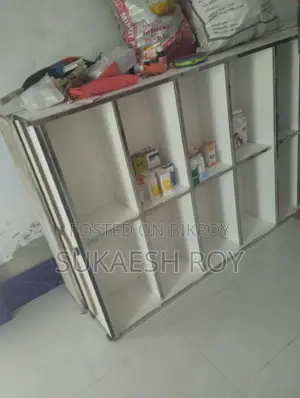 তিনটি ওষুধের রেক।