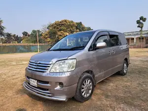 Toyota Noah . 2002