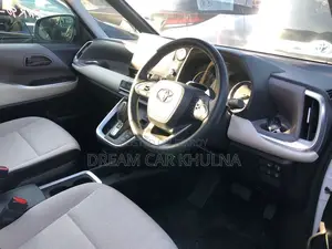 Toyota Noah G Hybrid 8 Seat2022 2022